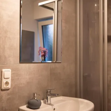 Mit Tiefgarage U. Balkon