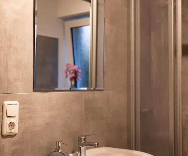 Mit Tiefgarage U. Balkon